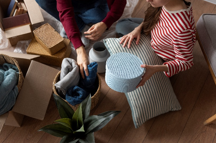 Pareja abriendo un paquete