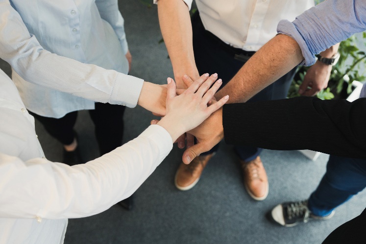 Personas uniendo sus manos