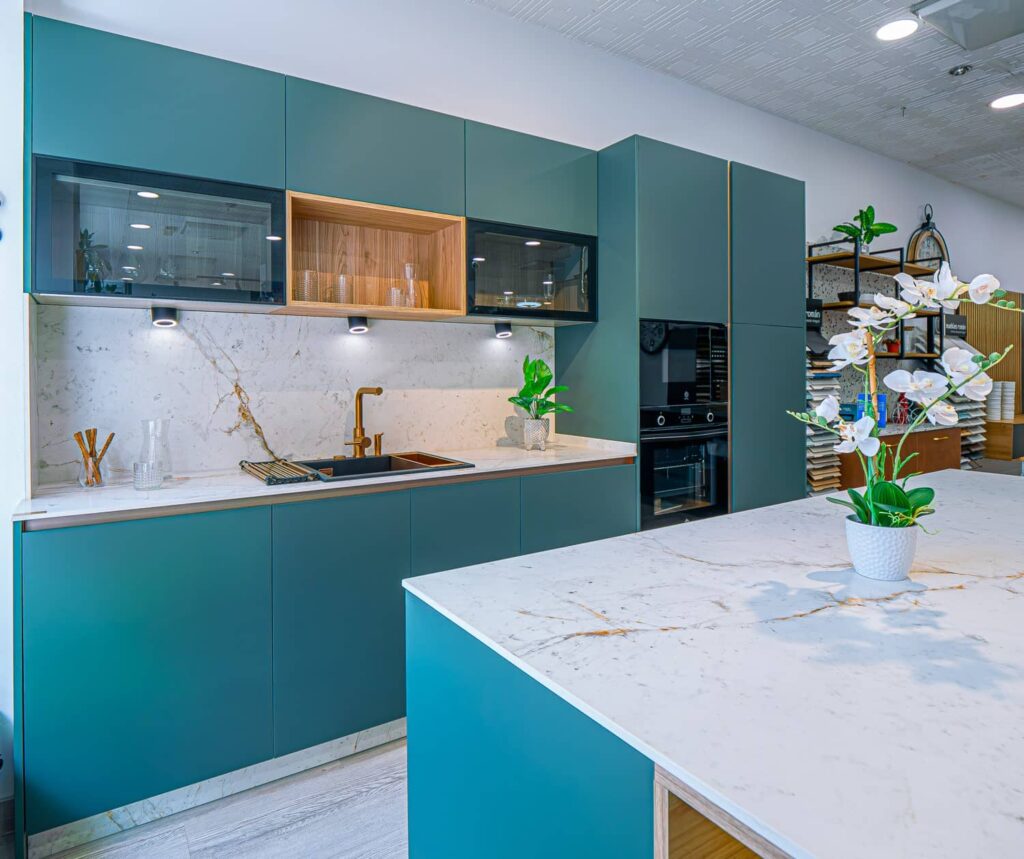 Demostración de Cocina Verde en Málaga en nuestra tienda de Cocinas. Cocina completa con accesorios.