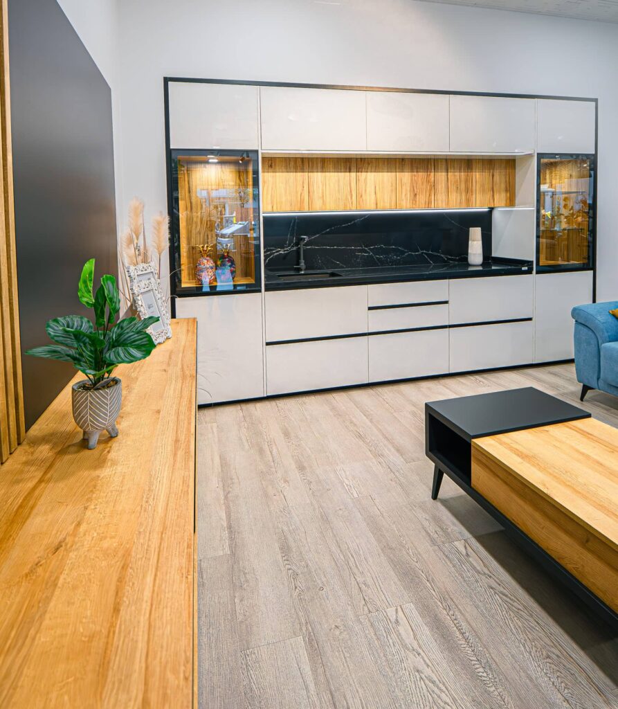 Zona de Muestra de muebles de madera para salón en Tienda de Muebles de Málaga, Muebles Román.