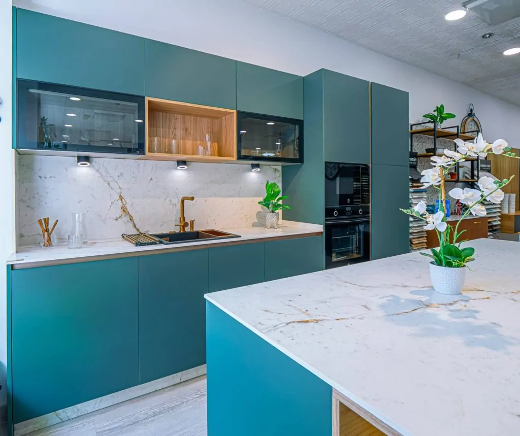 Demostración de Cocina Verde en Málaga en nuestra tienda de Cocinas. Cocina completa con accesorios.