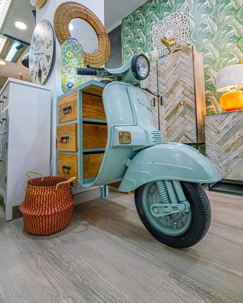 Zona de decoración con una mesa en forma de moto en nuestra tienda de muebles en Málaga