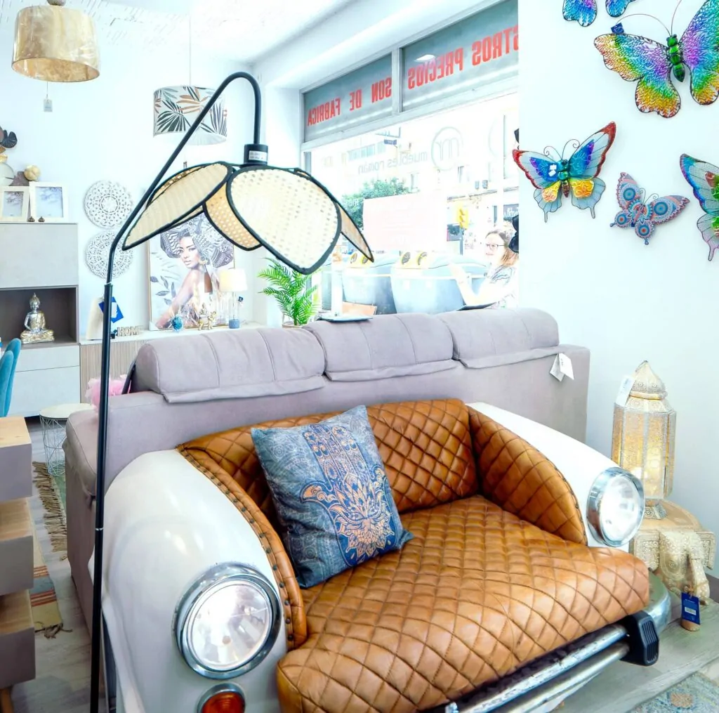 Entrada de nuestra tienda Muebles Román, Tienda de muebles en Málaga